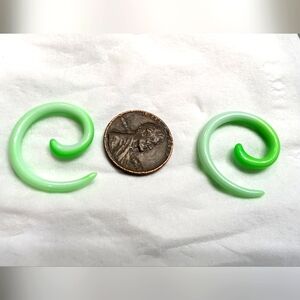 8g 1 pair of alien green ombre colored plastic spiral tapers 8g gauged earrings